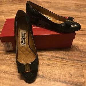 SALVATORE FERRAGAMO Vara bow Q Pump size 7,5